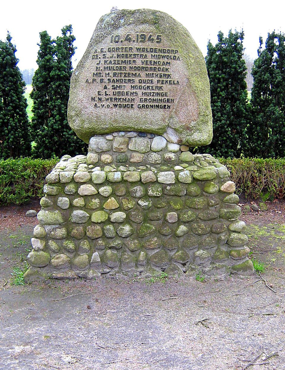 Het monument in Bakkeveen op de fusilladeplaats van 10 april 1945. Foto Ytzen / Wikimedia Commons.